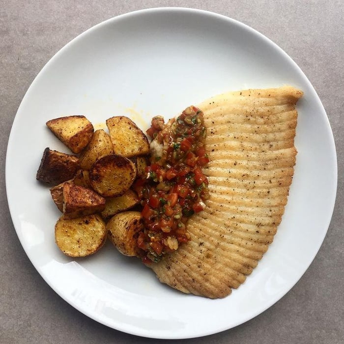 Photo of the Stingray, tomato salsa and baked potatoes – recipe of Stingray, tomato salsa and baked potatoes on DeliRec