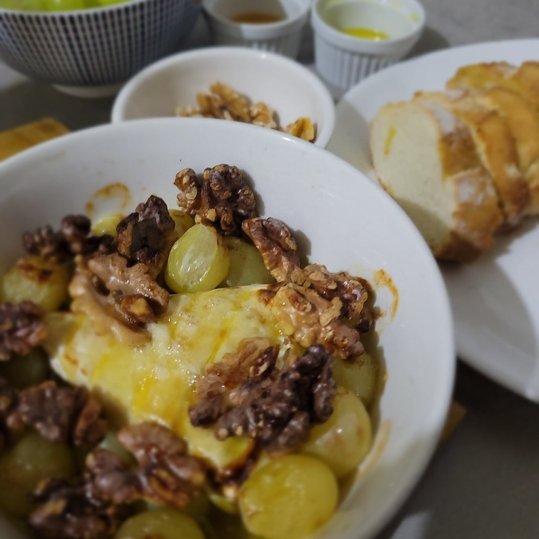 Photo of the Brie with grapes and walnuts – recipe of Brie with grapes and walnuts on DeliRec