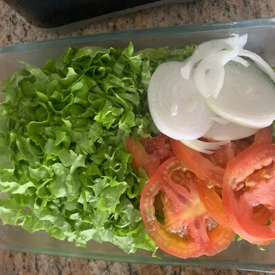 Recipe of Tomato and Onion Lettuce Salad on the DeliRec recipe website