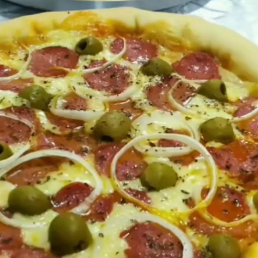 Foto da Pizza de calabresa com azeitonas - receita de Pizza de calabresa com azeitonas no DeliRec