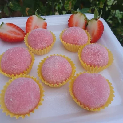 Recipe of Strawberry shortcake with 3 ingredients. on the DeliRec recipe website