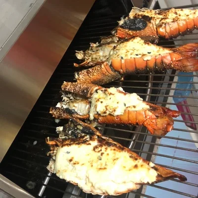 Recipe of Grilled lobsters on the grill on the DeliRec recipe website