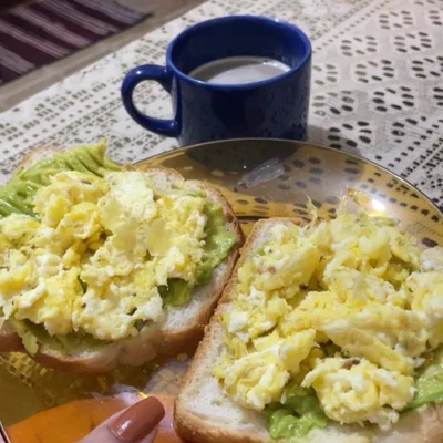 Bread with avocado and scrambled eggs