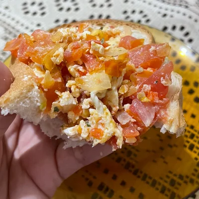 Bread with scrambled egg, tomato and onion