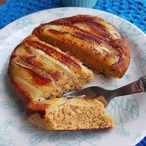 Banana and oat cake in the frying pan