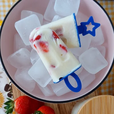 Recipe of Nest Popsicle and Strawberries on the DeliRec recipe website