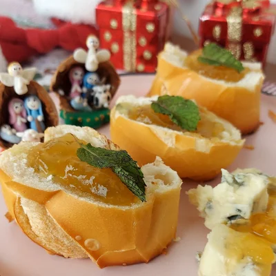 Recipe of Gorgonzola and Apricot Toasts on the DeliRec recipe website