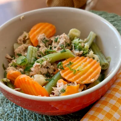 Receita de Salada de legumes com atum no site de receitas DeliRec