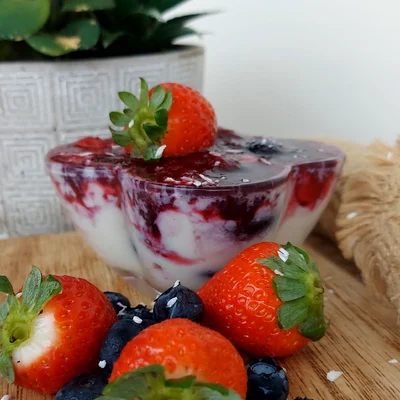 Receita de Flan de Iogurte e Frutas Vermelhas Fit no site de receitas DeliRec