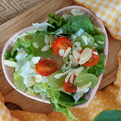 Recipe of Green salad with grapes and yogurt sauce on the DeliRec recipe website