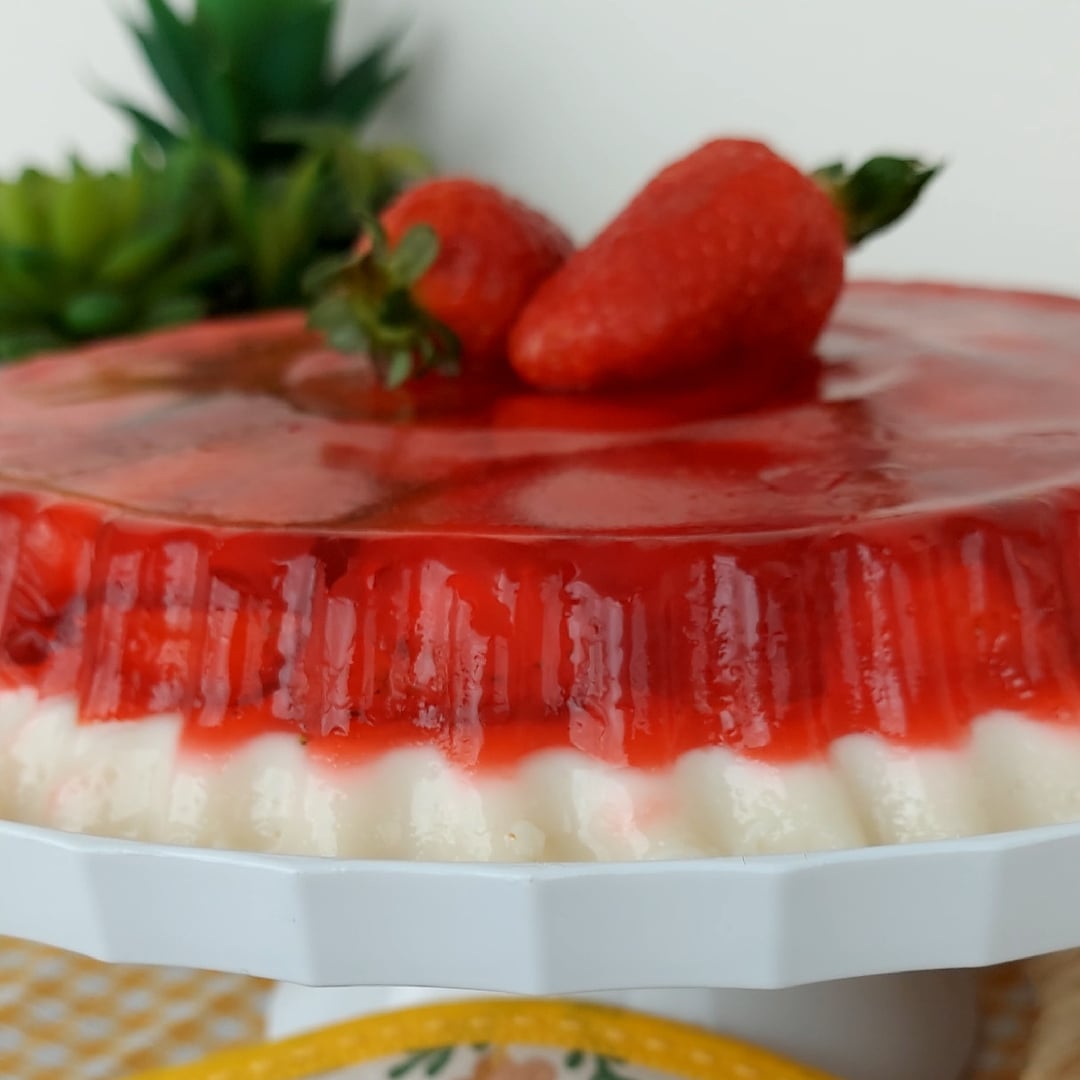 Photo of the Jelly with strawberries and cream – recipe of Jelly with strawberries and cream on DeliRec