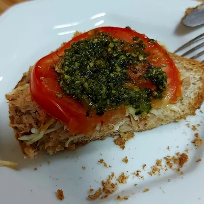 Recipe of Pesto Tuna Toast on the DeliRec recipe website