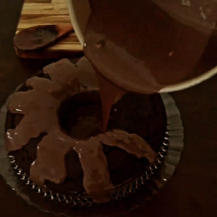 Foto da Bolo de chocolate com calda falsa de ganache - receita de Bolo de chocolate com calda falsa de ganache no DeliRec