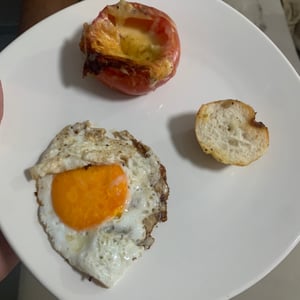 Tomatoes stuffed with leek and fried egg