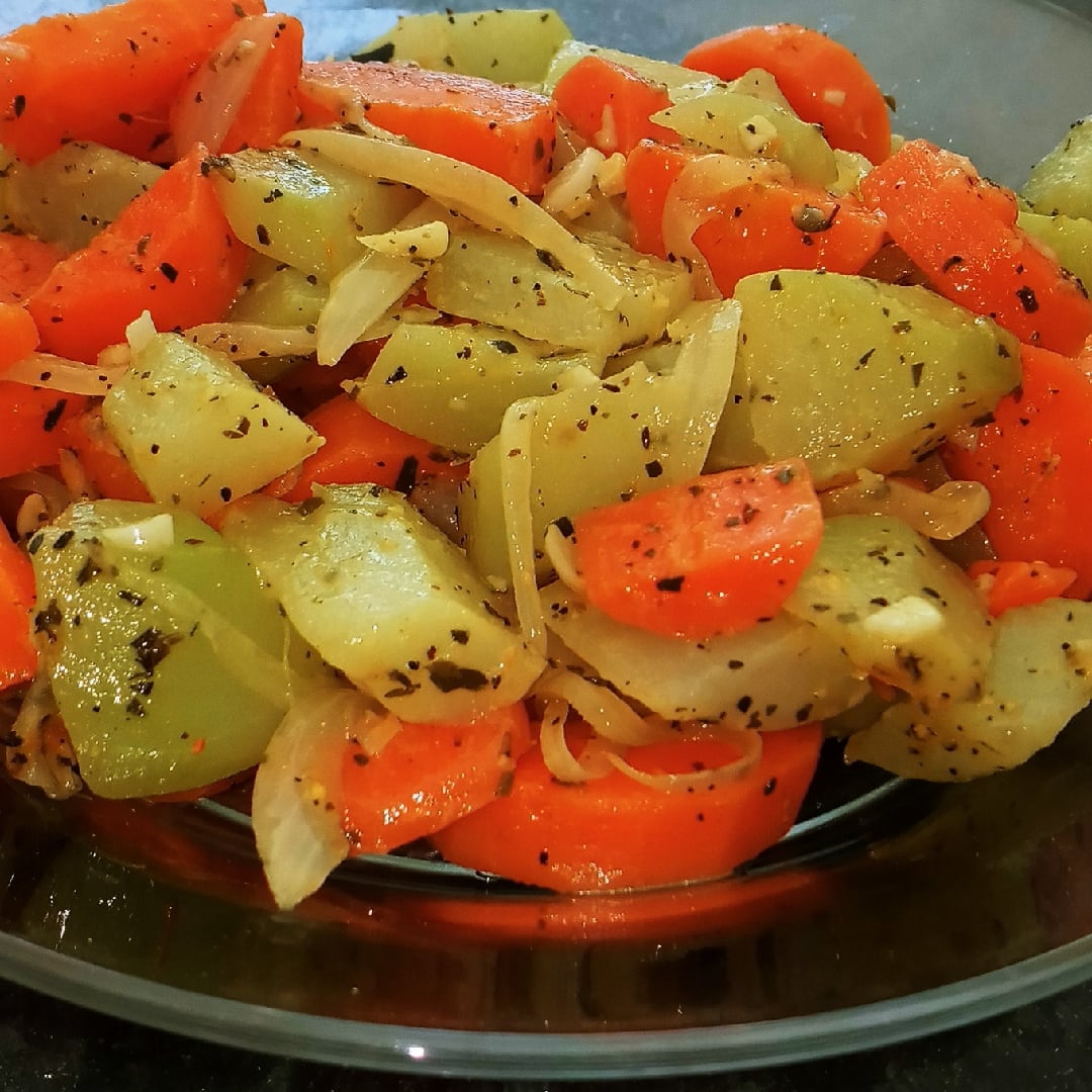Foto della Insalata di chayote e carote - ricetta di Insalata di chayote e carote nel DeliRec
