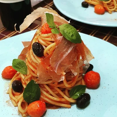 Receita de Spaghetti ao molho de tomate com azeitonas e presunto parma no site de receitas DeliRec