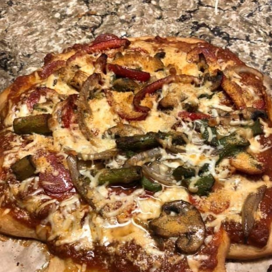 Foto da Pizza caseira de queijo com verduras e calabresa - receita de Pizza caseira de queijo com verduras e calabresa no DeliRec