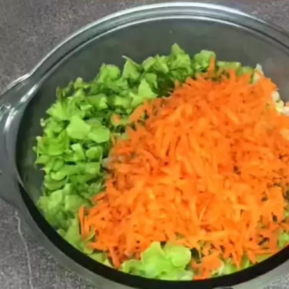 Foto da Salada de allface e cenoura  - receita de Salada de allface e cenoura  no DeliRec