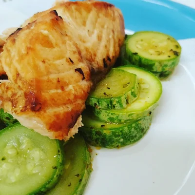 Recipe of Salmon on zucchini bed. on the DeliRec recipe website