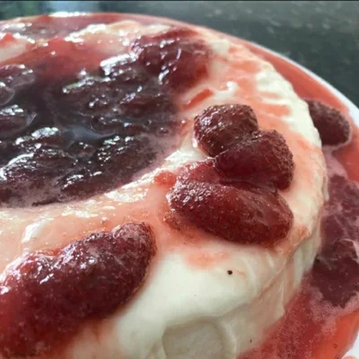 Recipe of White Manjar with Strawberry Sauce on the DeliRec recipe website