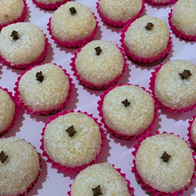 Recipe of Coconut candy with 3 ingredients. on the DeliRec recipe website