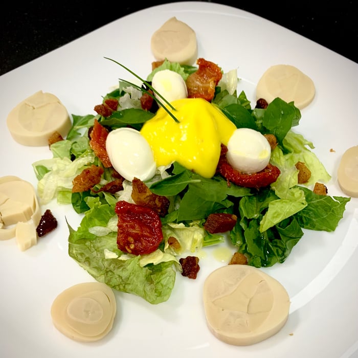 Foto da Salada de folhas com tomate seco e palmito, molho de manga.cebolinha  - receita de Salada de folhas com tomate seco e palmito, molho de manga.cebolinha  no DeliRec