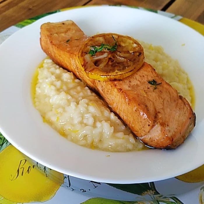 Photo of the Lemon Risotto with Grilled Salmon in Thyme and Garlic Butter – recipe of Lemon Risotto with Grilled Salmon in Thyme and Garlic Butter on DeliRec
