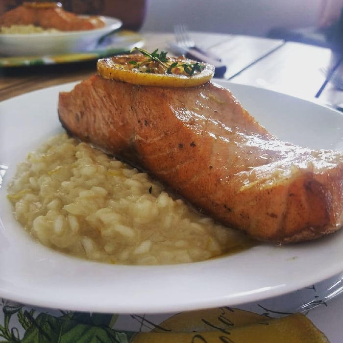 Photo of the Lemon Risotto with Grilled Salmon in Thyme and Garlic Butter – recipe of Lemon Risotto with Grilled Salmon in Thyme and Garlic Butter on DeliRec
