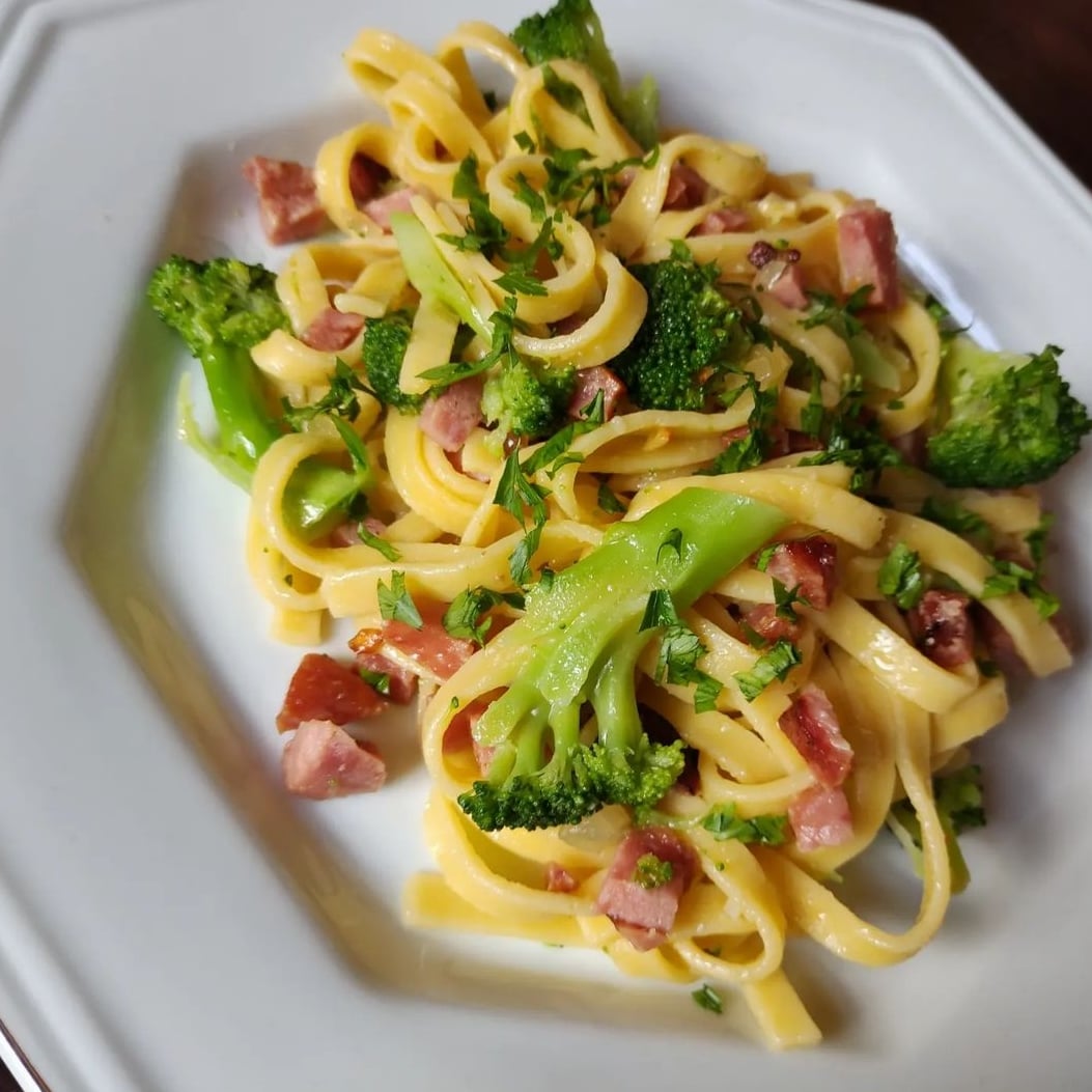 Photo of the Tagliatelle with pepperoni and broccoli – recipe of Tagliatelle with pepperoni and broccoli on DeliRec