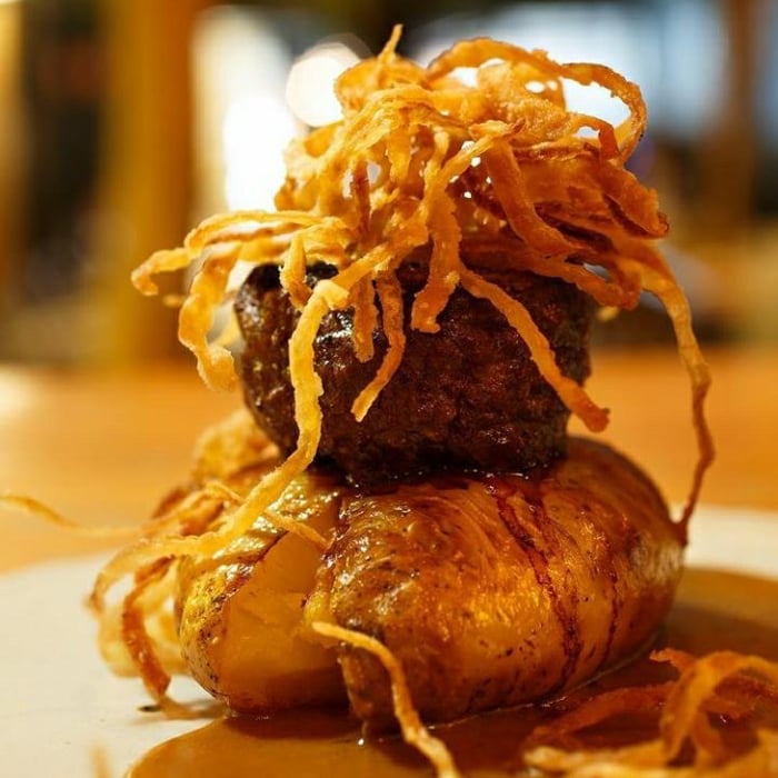 Photo of the Mignon medallion with potato on the wall with onion crispy in poivret sauce – recipe of Mignon medallion with potato on the wall with onion crispy in poivret sauce on DeliRec
