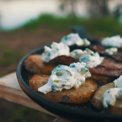 Recette de Pomme de terre rustique sur le feu de camp avec fromage à la crème et ciboulette et bacon sur le site de recettes DeliRec