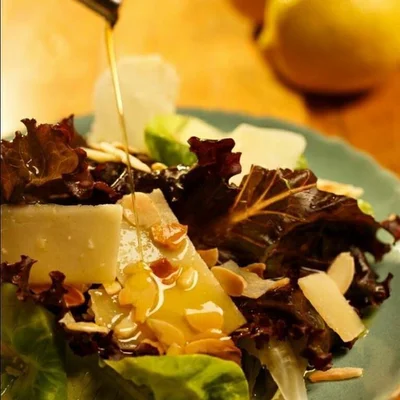 Recipe of Mixed leaves with apricot vinaigrette, sliced almonds and grana padano on the DeliRec recipe website