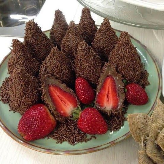 Photo of the Sweet coxinha (brigadeiro and strawberry) – recipe of Sweet coxinha (brigadeiro and strawberry) on DeliRec