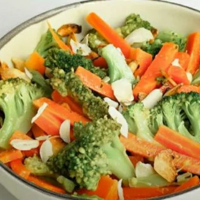 Receta de Ensalada de brócoli y zanahoria en el sitio web de recetas de DeliRec