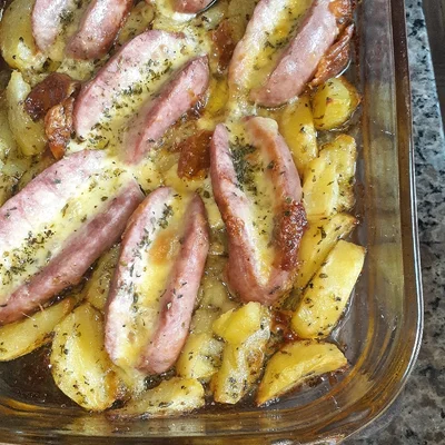 Receita de Linguica com batatas no forno no site de receitas DeliRec