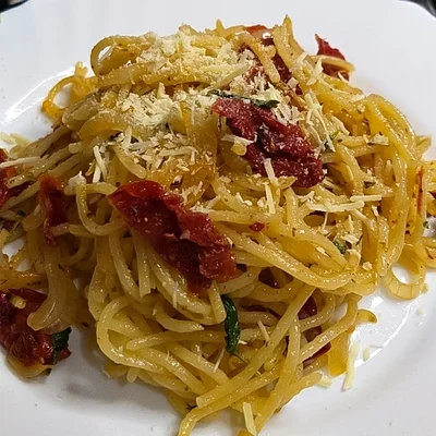 Receita de Espaguete com Tomate seco e Manjericão  no site de receitas DeliRec