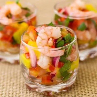 Receita de Chili de Camarão e Peixe com Abacate e Frutas Secas no site de receitas DeliRec