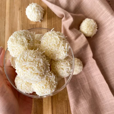 Recipe of White chocolate and coconut candy on the DeliRec recipe website