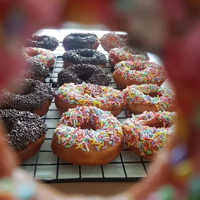 Recipe of Donuts covered with chocolate and sugar icing 🍩 on the DeliRec recipe website