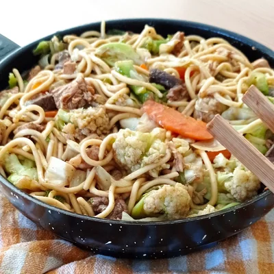 Yakisoba with beef and chicken