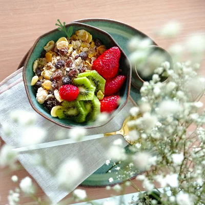 Recipe of Granola with kiwi and berries on the DeliRec recipe website
