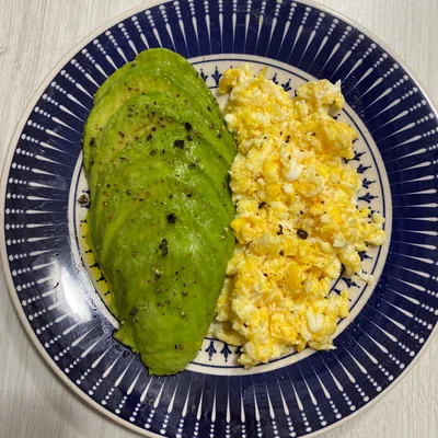 Receta de Aguacate con huevos revueltos en el sitio web de recetas de DeliRec