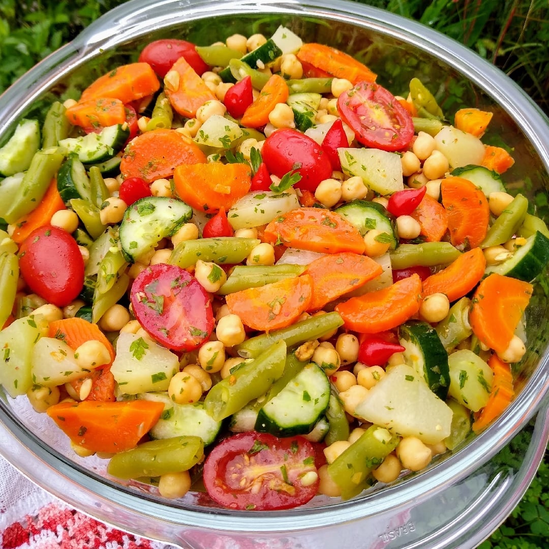 Foto da Salada de Grão-de-bico com vegetais  - receita de Salada de Grão-de-bico com vegetais  no DeliRec