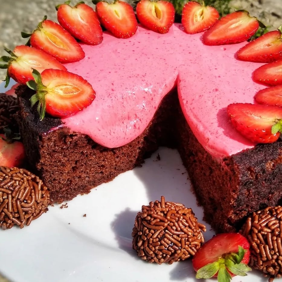 Photo of the Chocolate Temptation Cake with Strawberries – recipe of Chocolate Temptation Cake with Strawberries on DeliRec