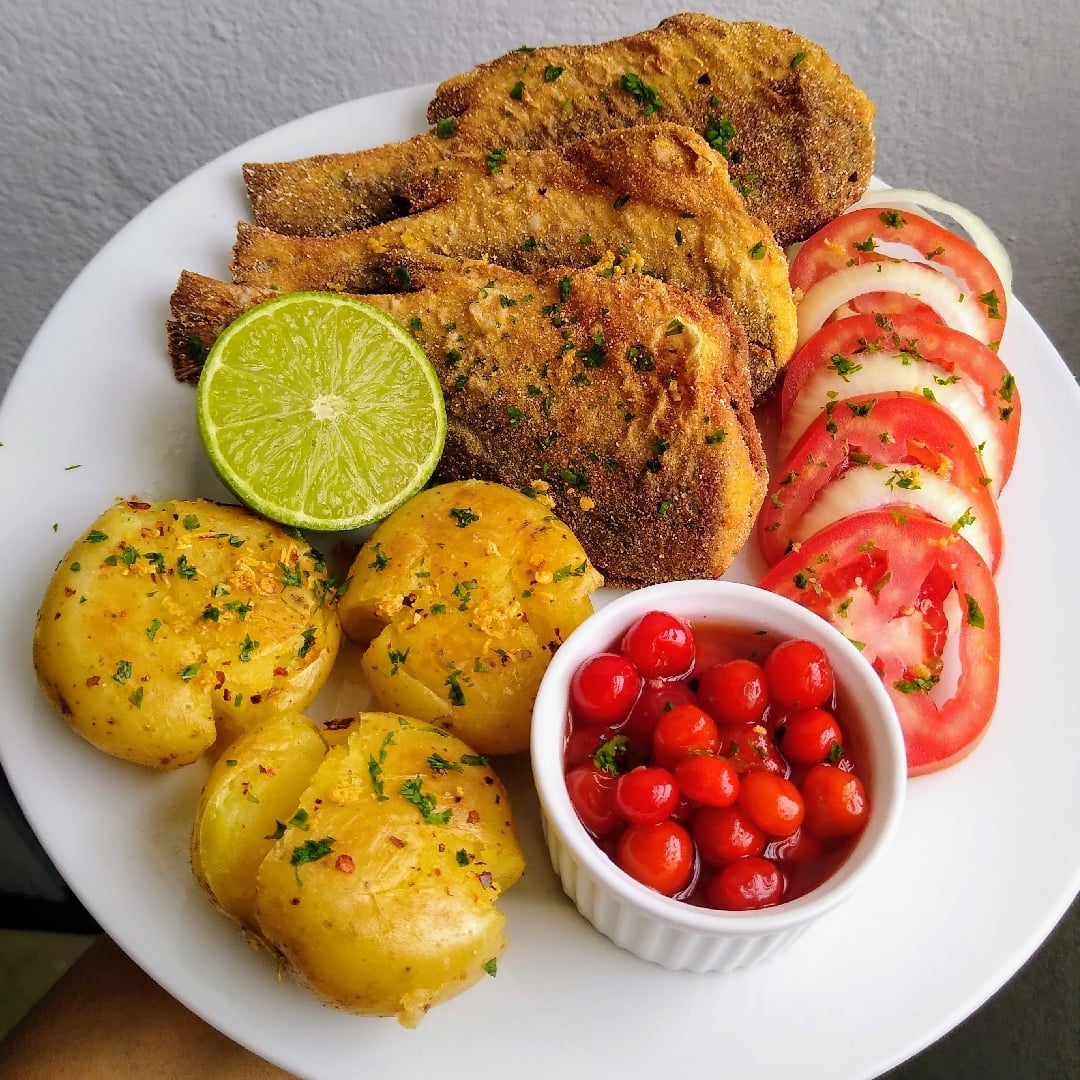 Foto da Peixe frito com batatas ao murro  - receita de Peixe frito com batatas ao murro  no DeliRec