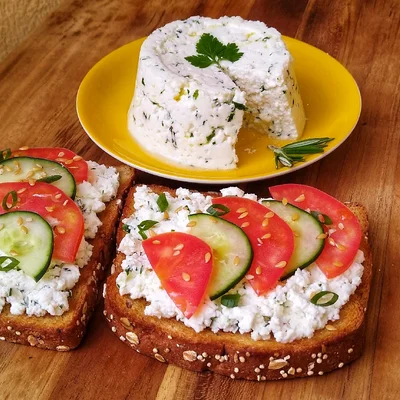 Recipe of HOMEMADE RICOTTA SPICED WITH HERBS on the DeliRec recipe website