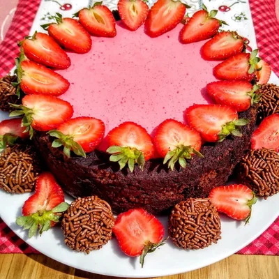 Recipe of Chocolate Temptation Cake with Strawberries on the DeliRec recipe website