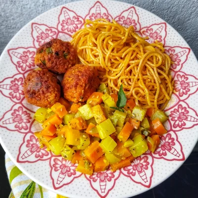 Recette de Boulettes de viande végétaliennes avec spaghettis et légumes sautés sur le site de recettes DeliRec