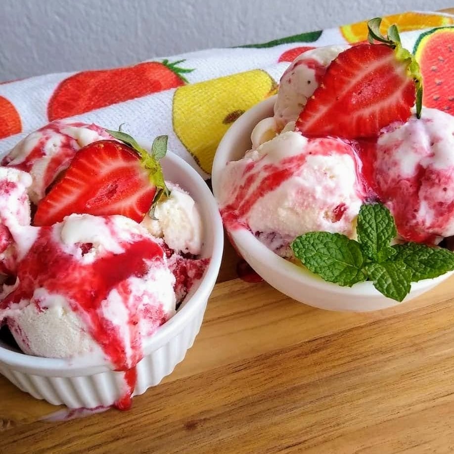 Photo of the Ninho Milk Ice Cream with Strawberries – recipe of Ninho Milk Ice Cream with Strawberries on DeliRec