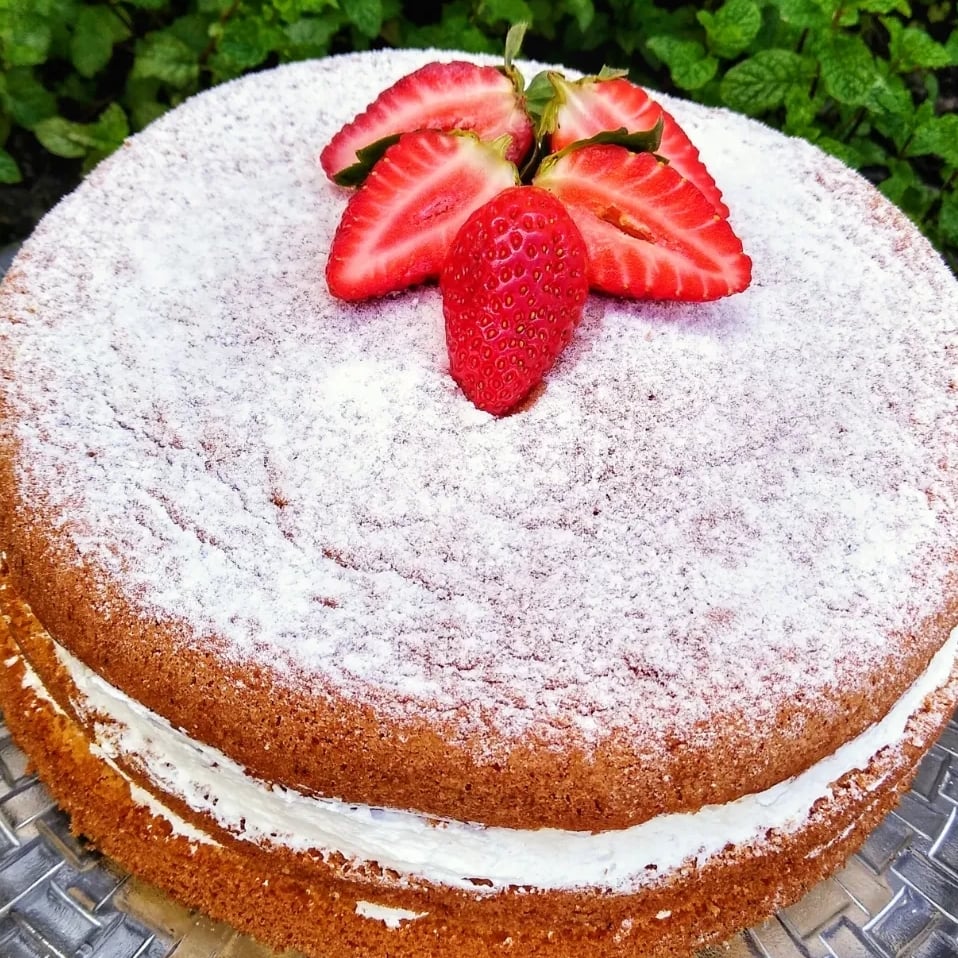 Photo of the Sponge cake with strawberry jam and whipped cream – recipe of Sponge cake with strawberry jam and whipped cream on DeliRec